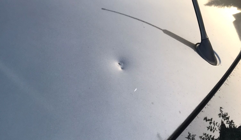 Park halindeki araca yorgun mermi isabet etti