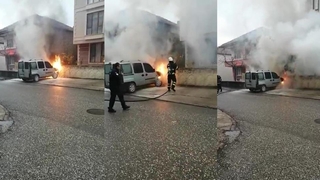 Park halindeki hafif ticari araç alev alev yandı