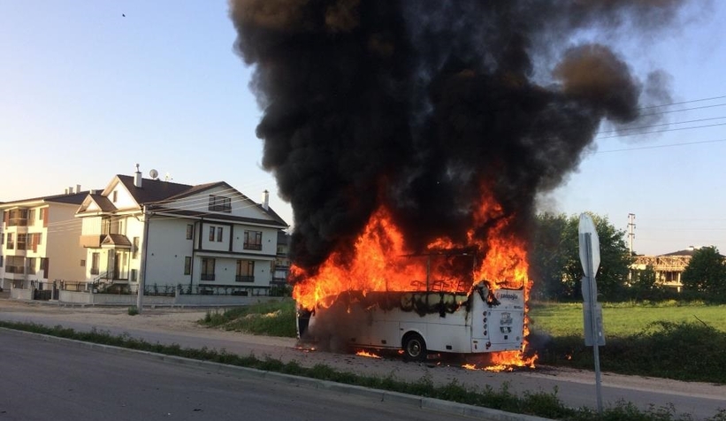 Park halindeki midibüs, 10 dakika içinde küle döndü