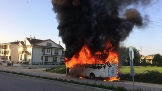 Park halindeki midibüs, 10 dakika içinde küle döndü