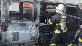 Park halindeki minibüs patlayarak alev topuna döndü