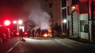 Park halindeki otomobil alev alev yandı