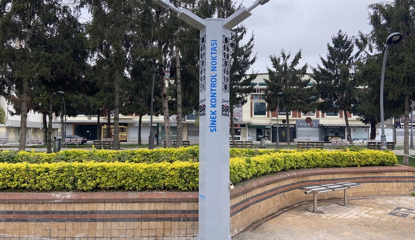 Park ve meydanlara sinekkapanlar yerleştirildi