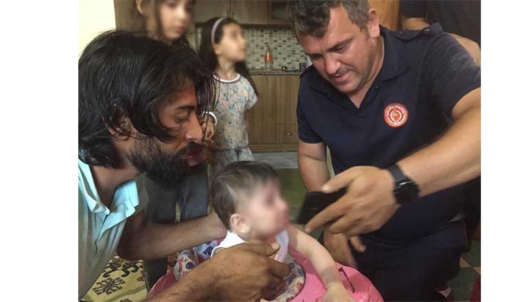 Parmağı sıkışan bebeğin imdadına itfaiye yetişti