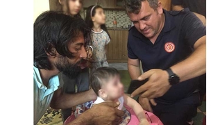 Parmağı sıkışan bebeğin imdadına itfaiye yetişti