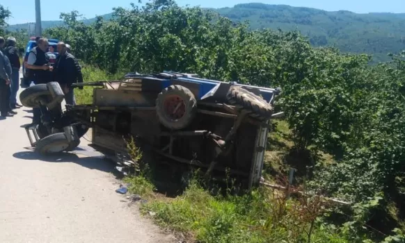 Pat patla çarpışan otomobil şarampole uçtu: 2 yaralı