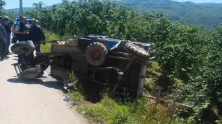 Pat patla çarpışan otomobil şarampole uçtu: 2 yaralı