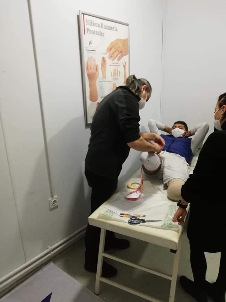 Patlamada bacaklarını kaybetmişti, protezle yürüyecek