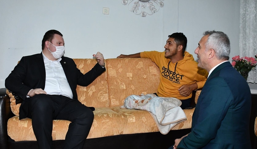 Patlamadan yaralı kurtulan sürücüyü ziyaret etti