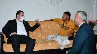 Patlamadan yaralı kurtulan sürücüyü ziyaret etti