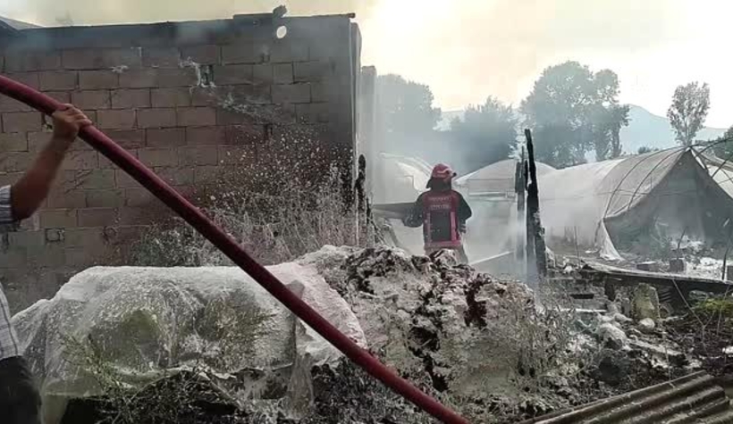 Patlayan benzin bidonu emekleri kül etti