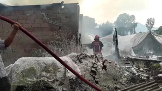 Patlayan benzin bidonu emekleri kül etti
