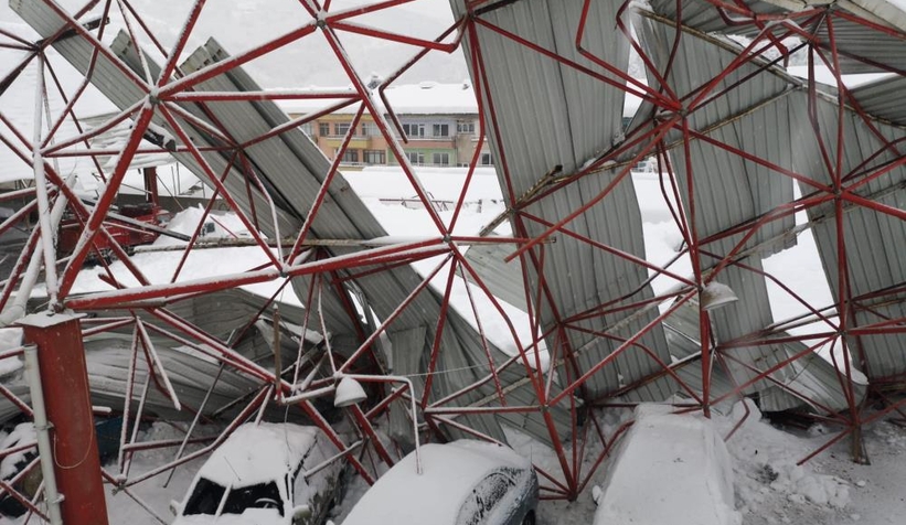 Pazar yerinin çatısı çöktü, 17 araç zarar gördü