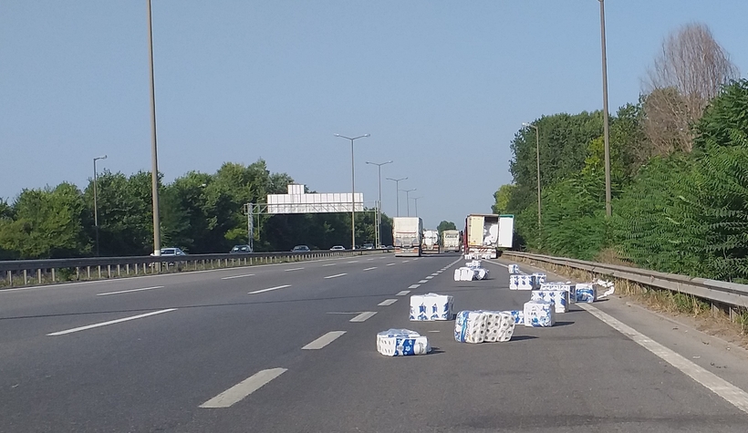 Peçeteler otoyola saçıldı