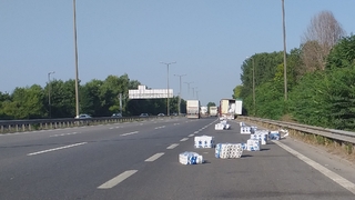 Peçeteler otoyola saçıldı