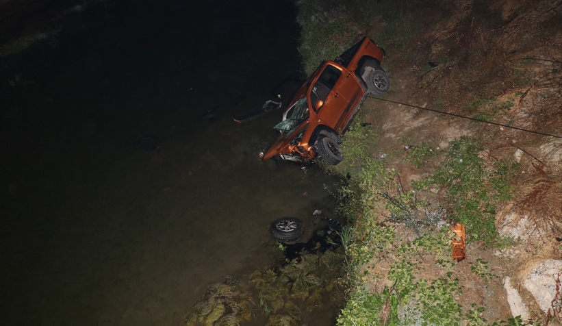 Pikapla dereye uçtular: 1 ölü, 3 yaralı