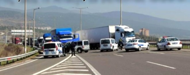 Piliç yüklü tırı çalmışlardı, yakalandılar