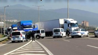 Piliç yüklü tırı çalmışlardı, yakalandılar