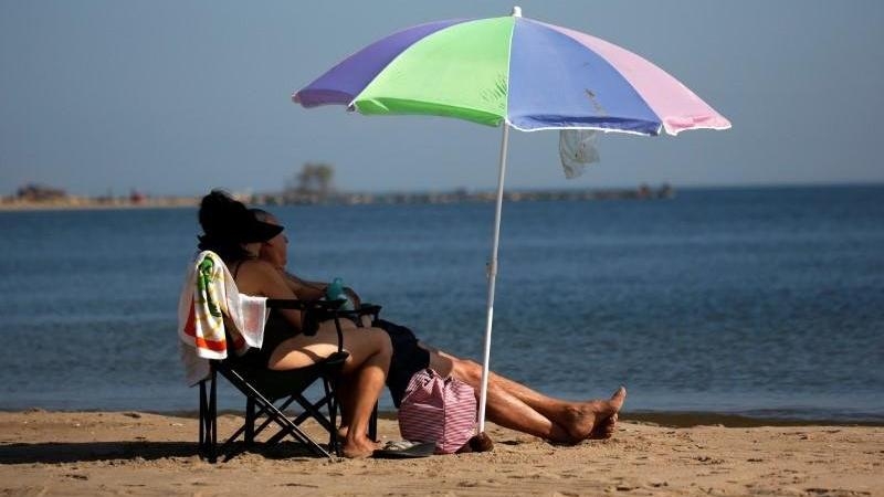 Plaj şemsiyesi göğsüne saplanan kadın öldü
