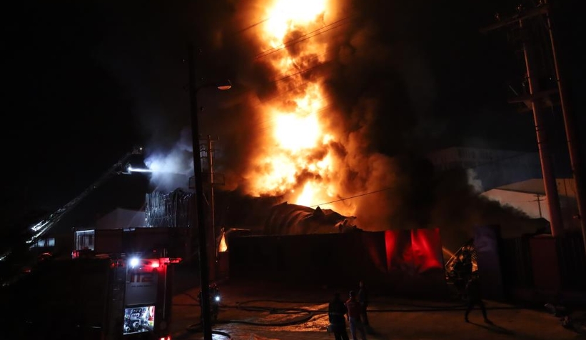 Plastik geri dönüşüm fabrikası alev alev yandı