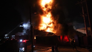 Plastik geri dönüşüm fabrikası alev alev yandı