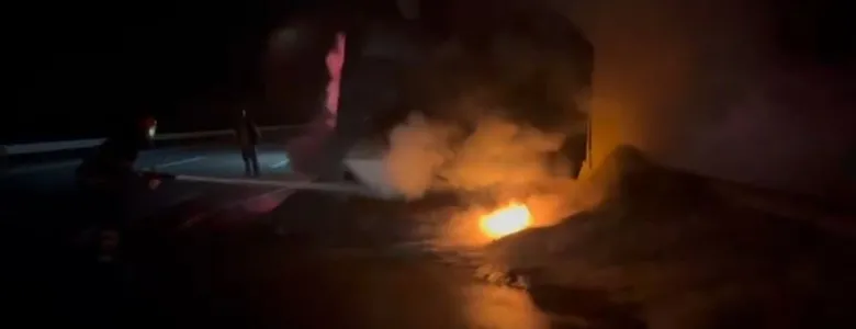 Plastik yüklü kamyonda yangın