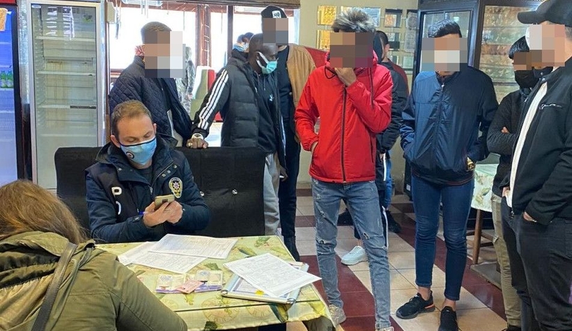 Polis 15 kişiyi kahvehanede enseledi