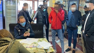 Polis 15 kişiyi kahvehanede enseledi