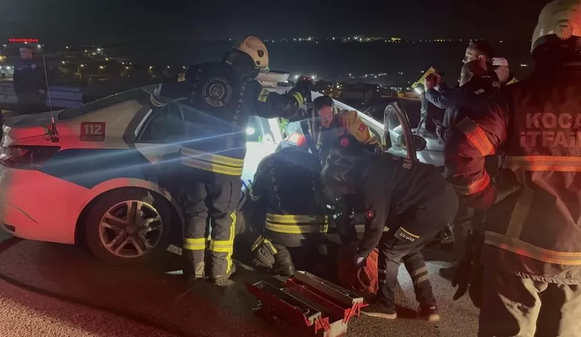 Polis aracı bariyere çarptı: 2 polis yaralı