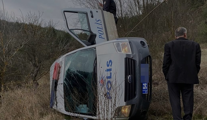 Polis aracı devrildi