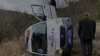 Polis aracı devrildi