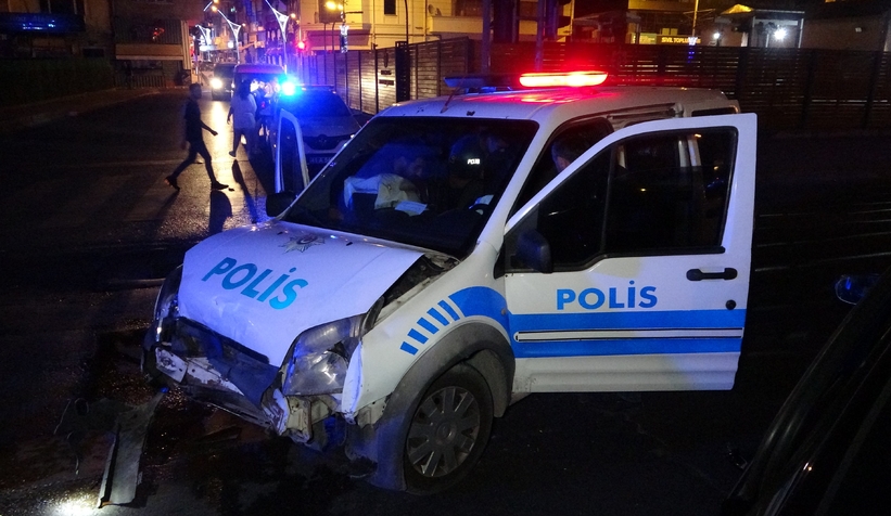 Polis aracı ile otomobil çarpıştı: 1’i polis 2 yaralı