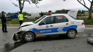 Polis aracı kovalamacada kaza yaptı