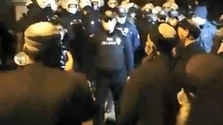 Polis ile dernek üyeleri arasında mezar taşıma gerginliği