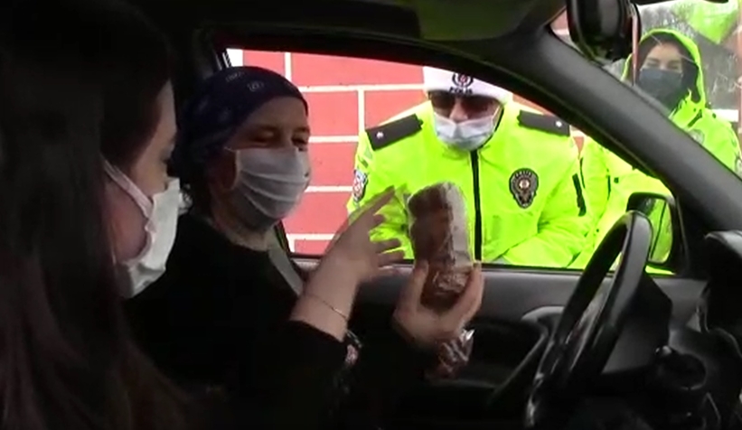 Polis kandil simidi dağıttı