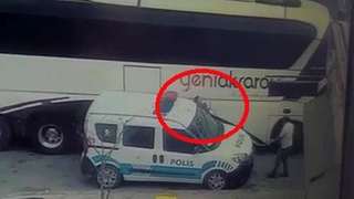 Polis memuru otobüs ile ekip otosu arasında sıkıştı
