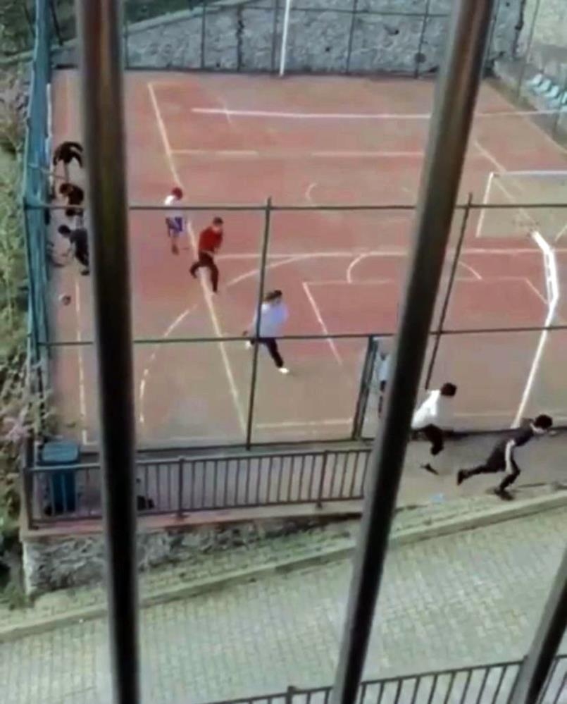 Polis sirenini duyunca böyle kaçtılar