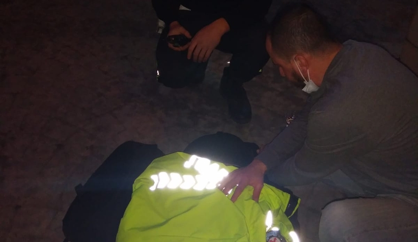 Polis üşümesin diye montunu örttü