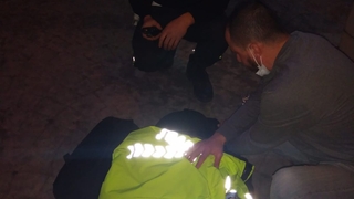 Polis üşümesin diye montunu örttü