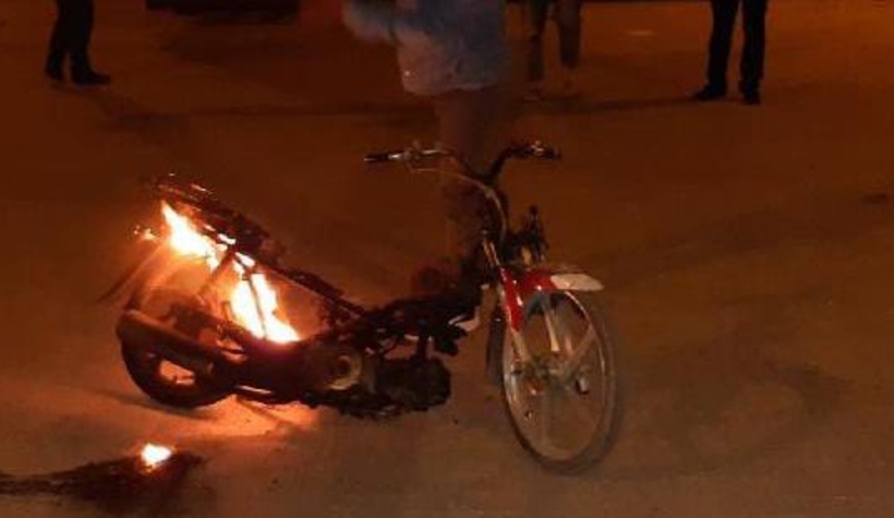 Polise kızdı, motosikleti ateşe verdi