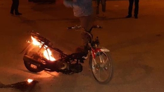 Polise kızdı, motosikleti ateşe verdi