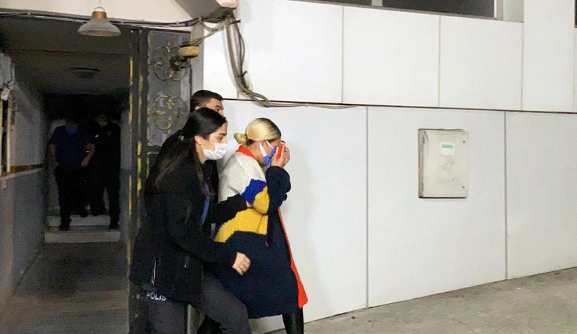 Polisi görünce kendilerini içeri kilitlediler