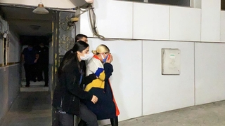 Polisi görünce kendilerini içeri kilitlediler