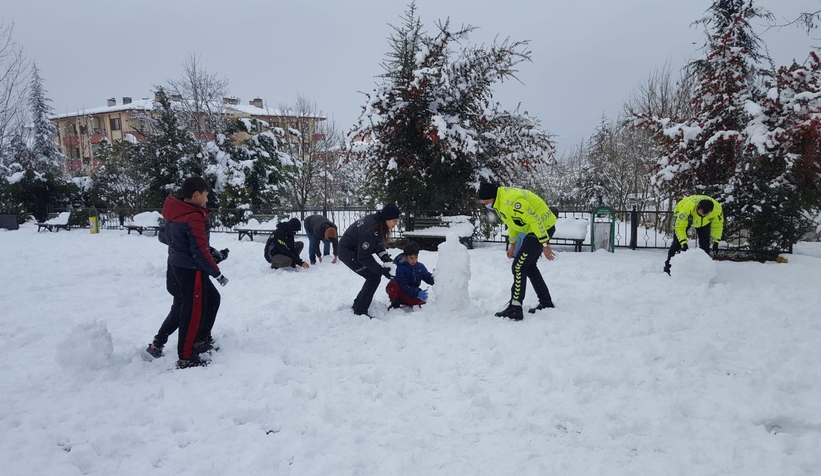 Polisler çocuklarla kartopu oynayıp kardan adam yaptı