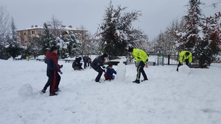 Polisler çocuklarla kartopu oynayıp kardan adam yaptı