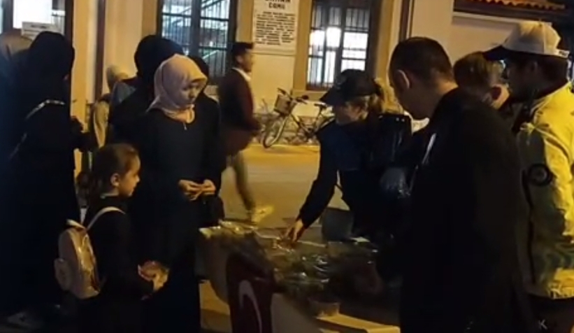 Polisler helva ikram etti