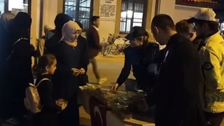 Polisler helva ikram etti
