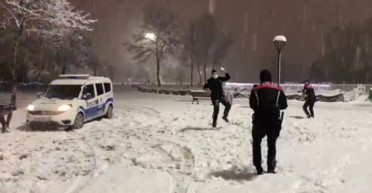 Polisler kartopu oynadı