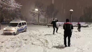 Polisler kartopu oynadı