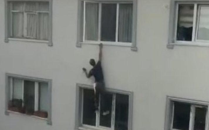 Polisten kaçan bacaklarını kırdı